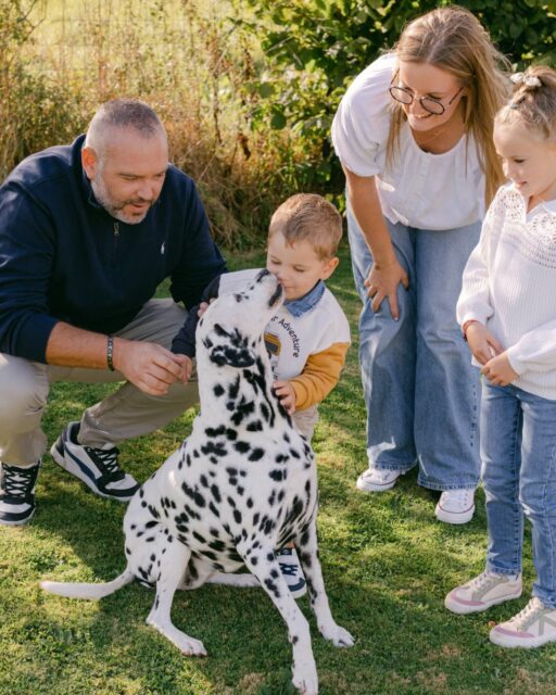 Ce bonheur immense de revoir vos familles au fil des ans 🥰
Et ce plaisir de venir chez vous. De profiter du jardin et de votre cocon. 

L’avantage dans les séances à domicile c’est que les enfants sont souvent beaucoup plus vite à l’aise et surtout vraiment eux mêmes, naturels. 

Il me reste un tout petit peu de places la semaine prochaine pour celles et ceux qui voudraient une petite séance à la maison. 🥰

#photographe #photographefamille #photographeadomicile #familyphotographer #lightandairy