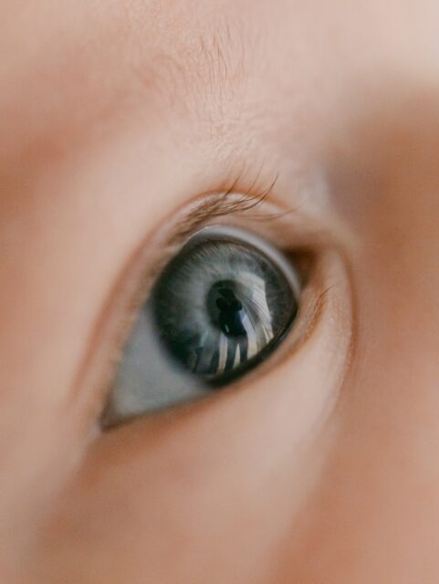 Que j’aime les yeux des bébés … 
On y trouve tant d’amour, d’innocence et de tendresse. 🥹

Ces petits détails sont toujours si importants à photographier pour moi. 
Nos bébés grandissent trop vite et parfois on oublie presque à quel point ils étaient petits 🥹

#photographe #photographebébé #maman2026 #bébé
