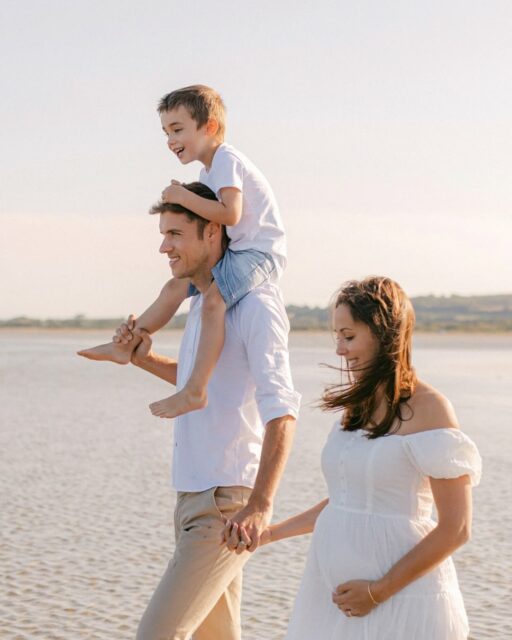 J’ai eu le plaisir de rencontrer cette merveilleuse famille à la mer lors de leurs vacances dans le Cotentin l’été dernier 🥰

Nous nous sommes donnés rendez-vous dans un endroit cher à leurs coeurs pour immortaliser leur deuxième grossesse.
C’est toujours un bonheur pour moi de pouvoir photographier les familles qui s’agrandissent et surtout de jouer avec les enfants !
Parce qu’une séance grossesse est bien plus que cela, elle est aussi une séance famille à chérir pour toujours. 🙏

#photographe #photographegrossesse #photographefamille