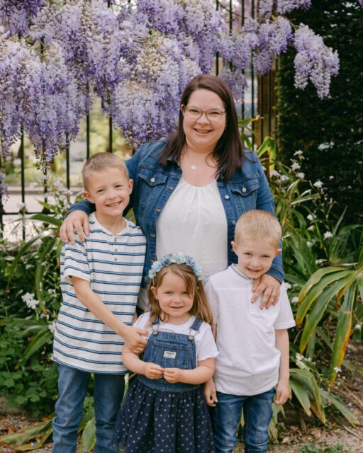 J’ai si hâte de vous retrouver pour les mini séances Fête des mères. 
Je suis impatience de revoir les jardins fleuris. Parce que ma première inspiration quand j’étais petite, c’était les fleurs 🌸 

Vous offrir des souvenirs pour la vie au milieu de ces couleurs, c’est un de mes plus grands plaisirs. 

Et en plus, on peut en profiter pour faire des portraits de vos enfants ☺️

/// lien de réservation dans ma bio ///