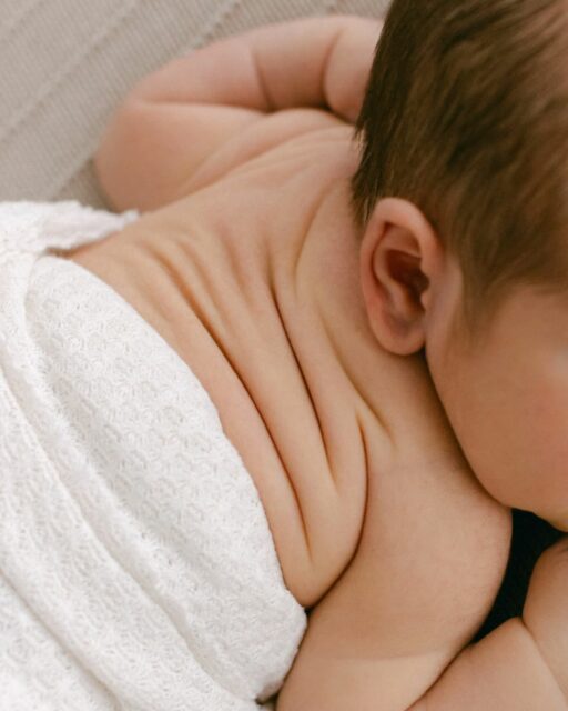 Je crois bien que les ptits plis de bébé c’est ce qui me fait le plus craquer ... 🥹
Et le plus fou, c’est que très souvent, les parents ne les voient pas. Nos bébés restent très souvent bien au chaud dans leurs pyjamas. 🤭
On manque certains détails qui disparaissent si vite ... 🥺

#photographefamille #photographenouveaune #photographebebe