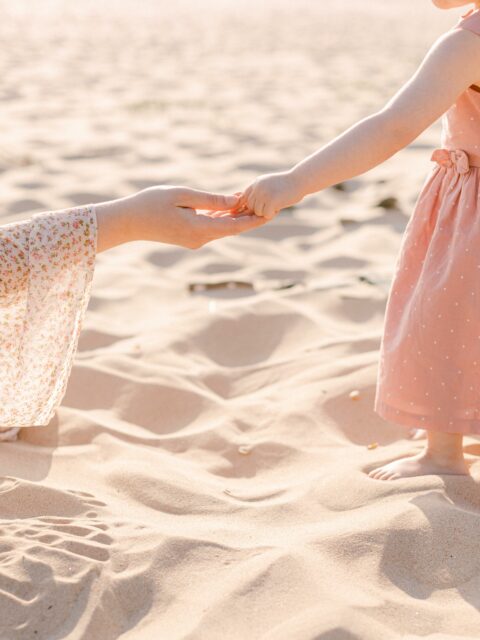 Bonne fête à toutes les mamans ♥️

À celles qui profitent de câlins tous les jours
À celles qui attendent depuis trop longtemps 
À celles qui souffrent de la perte

J’ai l’immense bonheur d’avoir un métier où je suis envahie chaque jour par l’amour des mamans pour leurs enfants et vice versa. 
Depuis 11 ans, je vous accompagne dans des séances riches en émotions, remplies d’amour et de joie. 

Continuez de transmettre votre amour, votre douceur, votre écoute et votre bonheur à vos enfants comme vous savez si bien le faire 🥰

Merci à vous toutes ♥️