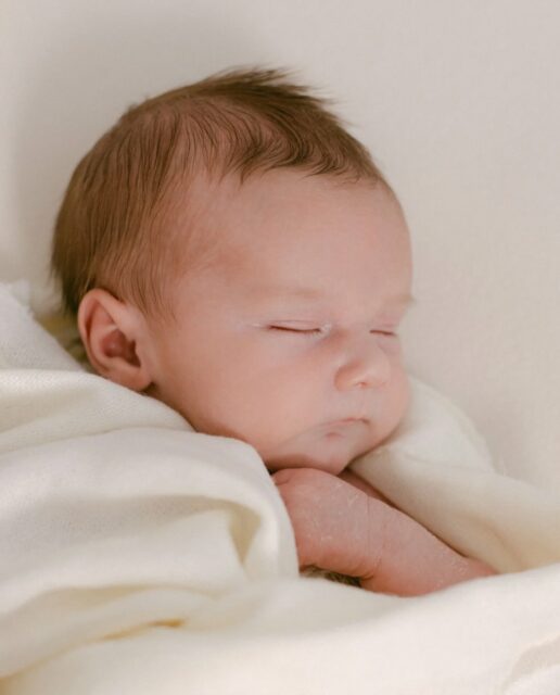 C’est un des derniers nouveaux-nés que j’ai vu à mon studio l’an dernier avant de rendre les clefs et de ne faire que du domicile. 
Je suis toute émue en revoyant ces photos avec cette adorable famille. 🥹

Ps : je sais, il y a beaucoup de naissances prévues prochainement, surtout en juillet. ♥️
Les séances Nouveaux-nés se font à environ 10 jours de vie du bébé. Il est essentiel de me contacter dès aujourd’hui, pendant votre grossesse, pour réserver votre séance. 🙏
En juillet, j’ai beaucoup de séances Famille à la plage qui sont prévues … Et avec les vacances scolaires de ma fille, je ne vais pas pouvoir prendre tout le monde.