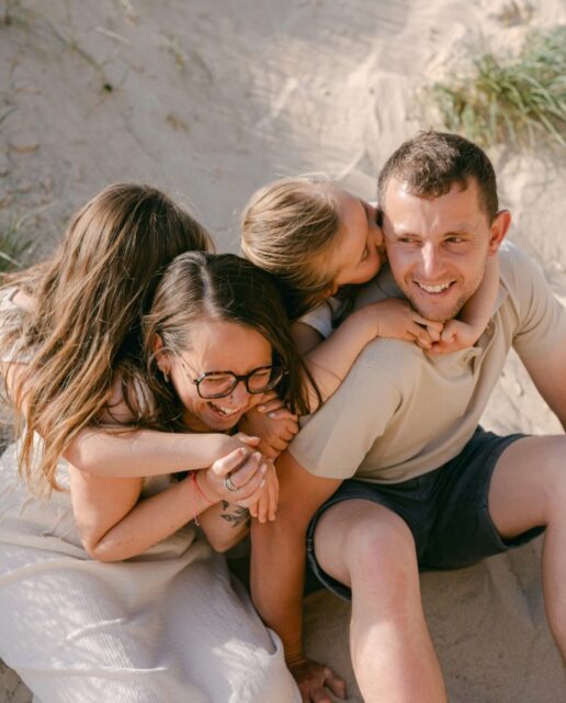 J’ai envie de partager avec vous cette séance du mois dernier à la plage de Carteret. 🥰

Ce merveilleux couple a reçu un bon cadeau pour une séance famille pour leur anniversaire de mariage de la part de leurs proches … Et je pense que c’est la meilleure idée de cadeau ! 🤭

Recevoir un bon pour une séance photo ce n’est pas un cadeau anodin. 
C’est offrir un moment hors du temps.  C’est permettre à ceux qu’on aime de conserver des souvenirs précieux pour toute leur vie. ♥️

Merci à eux pour cette séance magique les pieds dans l’eau et le sourire aux lèvres ! 🥰