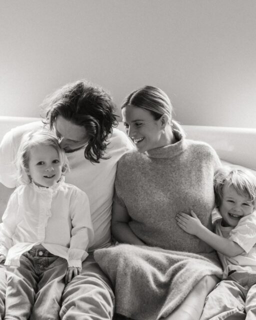 Mes amours ♥️
Vous les voyez régulièrement par ici. Parce que cette femme incroyable, c’est ma nièce ♥️
Il était temps que je partage nos photos du début d’année, quand son troisième bébé d’amour était encore bien au chaud 🥰
Je vous souhaite à tous d’avoir une famille aussi incroyable 🫶

#photographe #photodegrossesse #photographefamille #photographenormandie