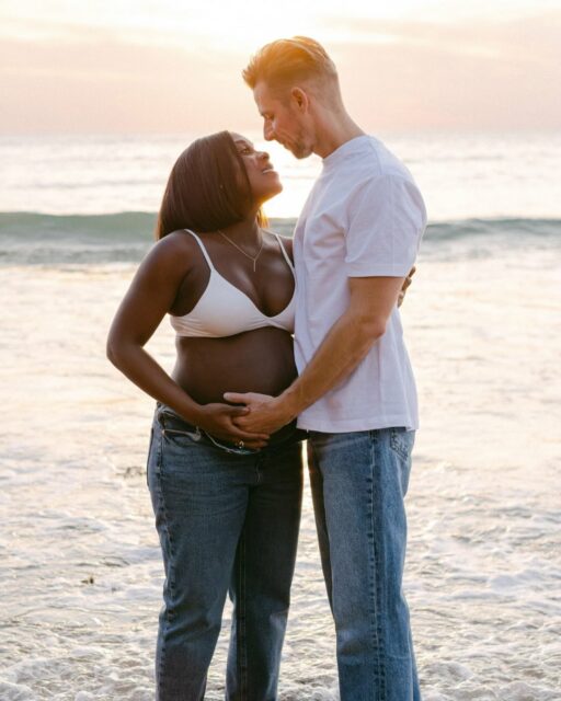 Vraiment cette séance photo grossesse 🫶🔥
C’est dur de choisir quelques photos seulement. 
J’ai rencontré ce couple merveilleux au rozel, lieu qui promet toujours des couchers de soleil incroyables 😍

Vous êtes de plus en plus à me contacter en ce moment pour réserver votre séance au printemps / été … si ça vous inspire aussi, ne tardez pas à m’écrire. Mes créneaux partent vite 🥹🙏
.
.
.
#photographe #photographegrossesse #photographefamille #photographenormandie