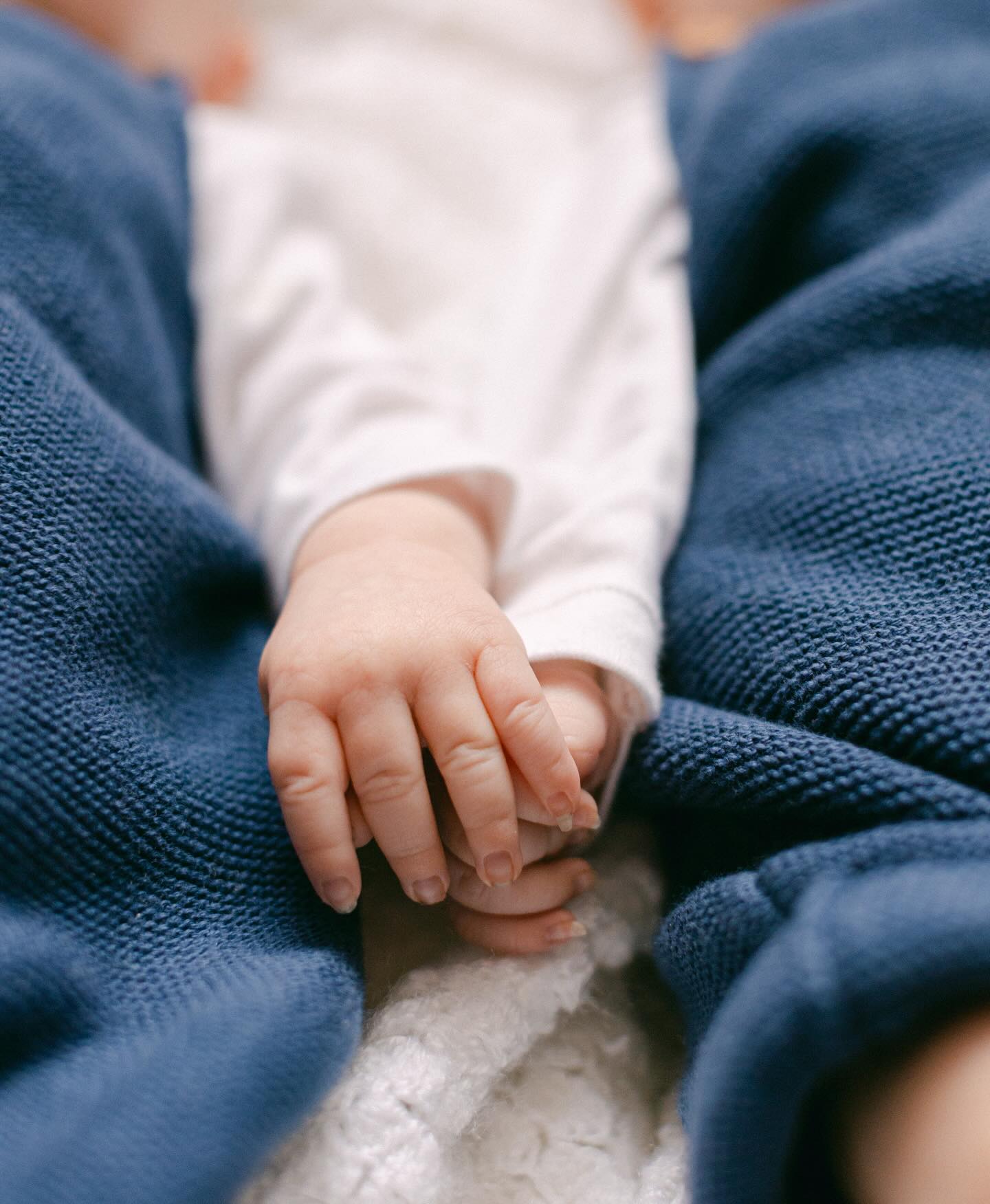 Des jumeaux pour la vie 💙

J’aime toutes mes séances photo. Mais j’ai une tendresse particulière pour les séances avec des jumeaux/jumelles. Je trouve ça magique. Les voir déjà si proches. Se dire qu’ils se sont créés ensemble. Et j’aime surtout offrir aux parents leurs premières photos de famille. 
Les cernes sont deux fois plus longs, la fatigue deux fois plus intense mais le bonheur est aussi deux fois plus fort.