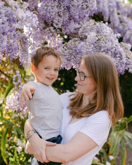 Le soleil brille de plus en plus … 
Les oiseaux sont de retour avec leurs jolies chansons. 
L’air se réchauffe doucement. 

Ne serait-ce pas bientôt le printemps … Et la fête des mères ? ☺️

À toutes mes clientes, surveillez bien vos mails aujourd’hui … Les réservations pour les mini séances Fête des Mères 2026 arrivent ! 🌸🫶