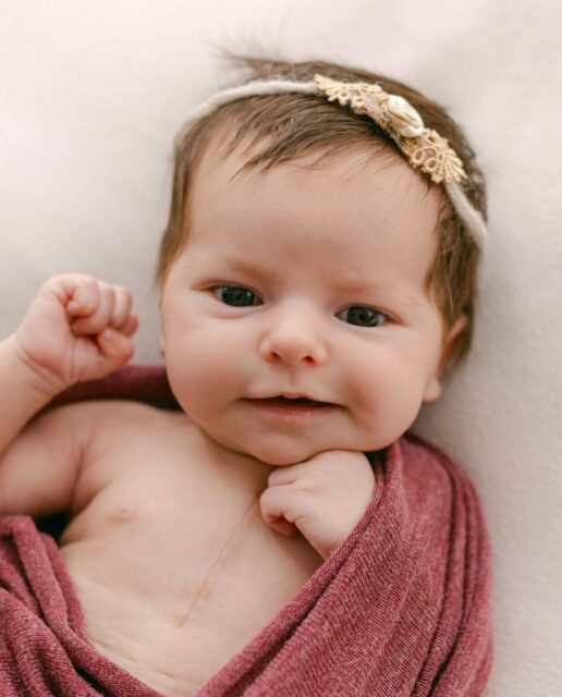 Il y a des histoires différentes des autres qui nous touchent en plein coeur 🥹 

Je vous présente la petite Kayla. 
Cette petite puce s’est battue comme une championne … Et sa famille aussi ! 🥹
Ses premiers jours sur terre ont été mouvementés mais elle rayonne aujourd’hui. 🥰

J’ai le plaisir de connaître ce couple merveilleux depuis des années. Le mariage, les grossesses, les naissances et même une séance avec toute la grande famille. 
J’avais hâte de rencontrer la petite dernière de la tribu. 

On a du reporter un peu pour lui laisser le temps de bien guérir mais quel bonheur pour moi de la photographier avec la magnifique preuve de sa force. 

Et honnêtement … En 11 ans, je n’ai jamais vu un nouveau-né aussi souriante. 😍

J’ai déjà  hâte de la revoir avec toute sa famille ! 🥰

#photographenouveauné #newbornphotography #photographefamille